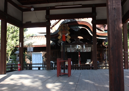 下御霊神社の舞殿から拝殿