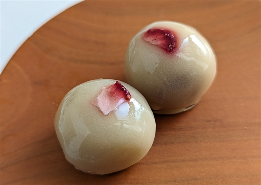 亀屋良長の烏羽玉(苺ミルク味)