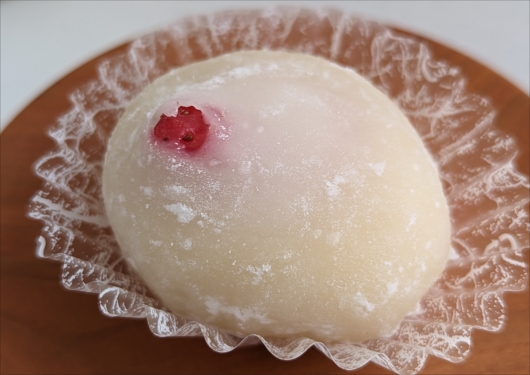 小松屋の苺大福(黄身餡)