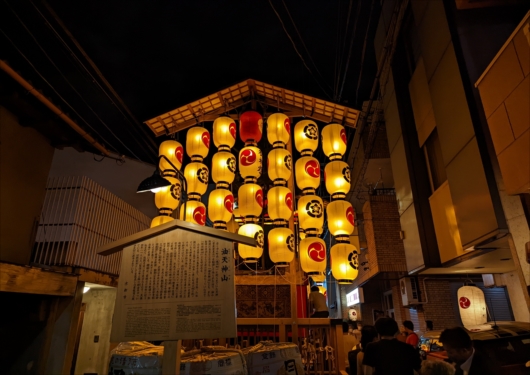 京都祇園祭の油天神山オレンジ提灯