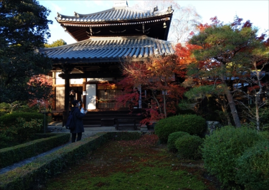京都安楽寺本堂前