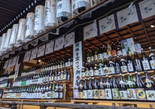 松尾大社で並ぶ日本酒