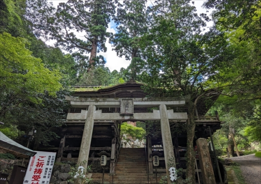 由岐神社の拝殿