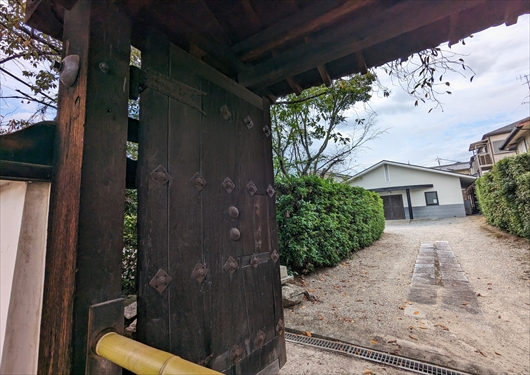 栄春寺の総門