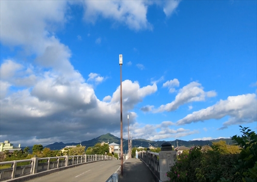 出雲路橋と比叡山