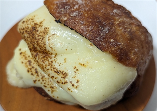 アマムダコタン京都の厚切りベーコンのモッツァレラグラタンサンド