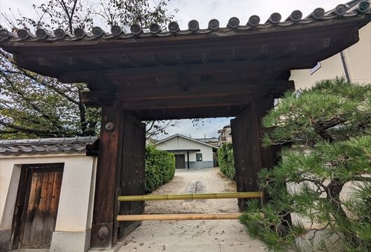 栄春寺の総門
